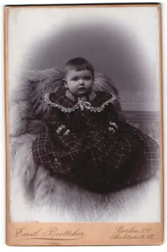 Fotografie Emil Boettcher, Berlin, Skalitzerstr. 62, Kleinkind in karierter Kleidung