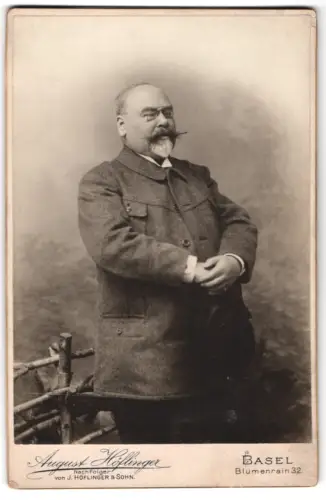 Fotografie August Höflinger, Basel, Blumenrain 32, Porträt eines Mannes mit Schnurrbart