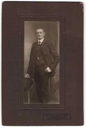 Fotografie Otto Richter, Radeberg, Pulsnitzerstrasse 13, Porträt eines eleganten Herrn