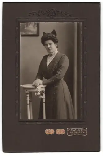 Fotografie Max Seifert, Freiberg, Poststrasse 11, Dame an einem Tisch