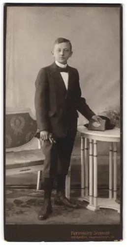 Fotografie Ferdinand Schmidt, Bensheim, Auerbacherstr. 39, Eleganter Junge im Anzug