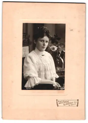 Fotografie Karl Mäckel, Burgstädt i. Sa., Am Bahnhof, Porträt einer jungen Frau