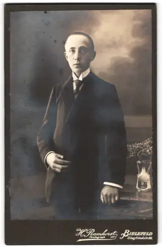 Fotografie H. Ramhorst, Bielefeld, Siegfriedstrasse 56, Porträt eines jungen Mannes