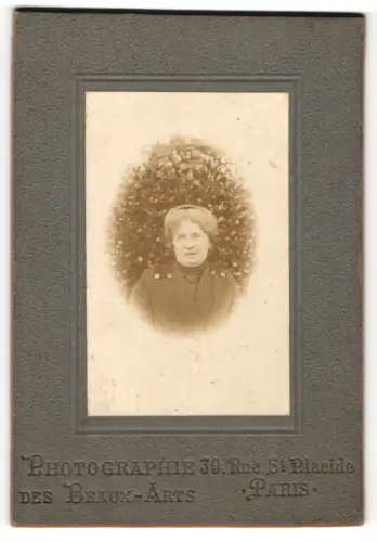 Fotografie Fotograf unbekannt, Paris, Rue St Placide 39, Porträt einer Frau vor einer Hecke