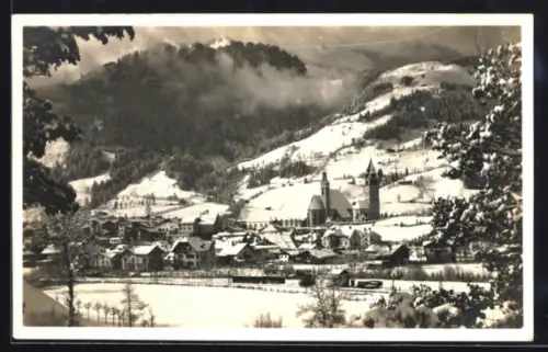 AK Kitzbühel, Ortsansicht mit Hahnenkamm im Winter