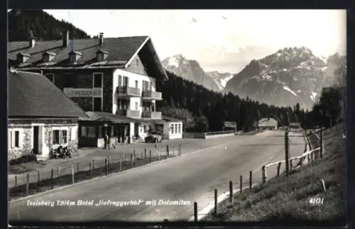AK Iselsberg, Hotel Defreggerhof mit den Dolomiten im Hintergrund