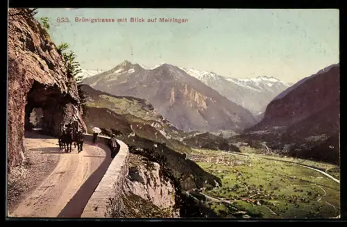 AK Meiringen, Brünigstrasse mit Ortsansicht und Talblick
