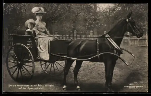 AK Kronprinzessin Cecilie mit Prinz Wilhelm auf einer Spazierfahrt