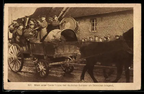 AK Musik einer Garde-Truppe den deutschen Soldaten ein Ständchen bringend