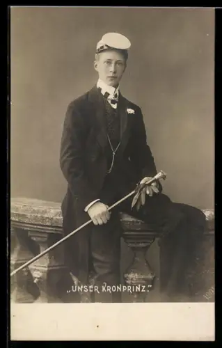 AK Portrait von Kronprinz Wilhelm von Preussen im eleganten Anzug