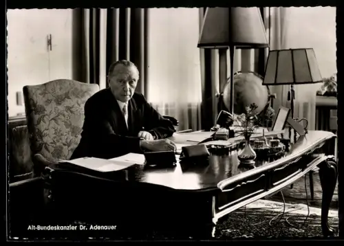 AK Bundeskanzler Dr. Adenauer an seinem Schreibtisch