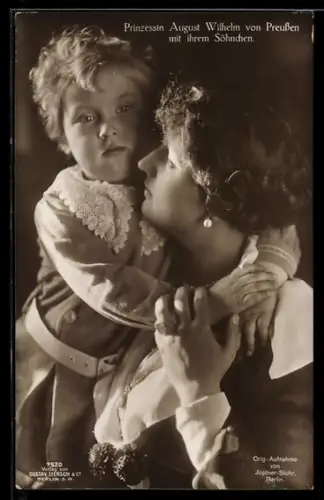 AK Prinzessin August Wilhelm von Preussen wird von ihrem kleinen Sohn umarmt