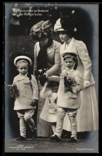 AK Die Kaiserenkel am Denkmal der Königin Luise