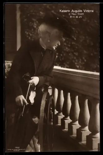 AK Kaiserin Auguste Victoria von Preussen in Haus Doorn auf dem Balkon