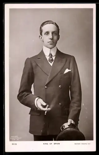 AK Alfonso XIII. König von Spanien im Anzug mit Zigarette