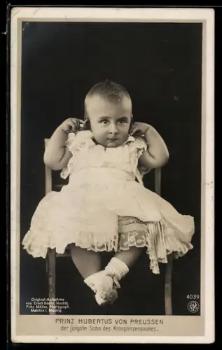 AK Prinz Hubertus von Preussen als Kleinkind mit seinen Ohren spielend