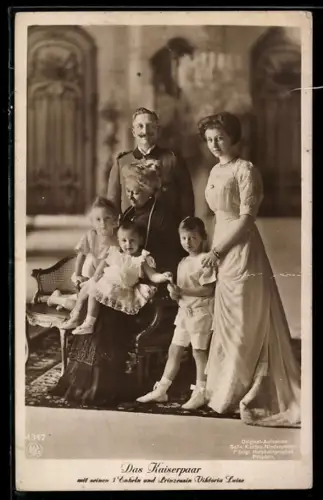 AK Unser Kaiserpaar von Preussen nebst Tochter Viktoria Luise und Enkeln