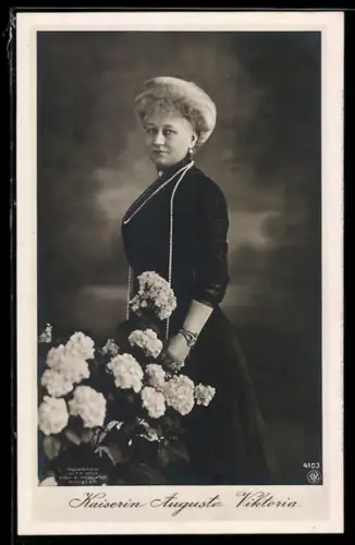 AK Kaiserin Auguste Victoria von Preussen mit Blumen
