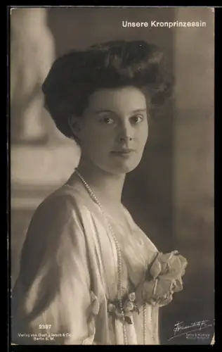AK Unsere Kronprinzessin - Portrait Kronprinzessin Cecilie mit Ansteckblumen