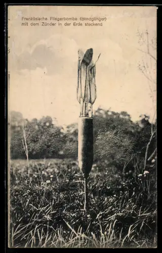 AK Französische Fliegerbombe mit dem Zünder in der Erde steckend