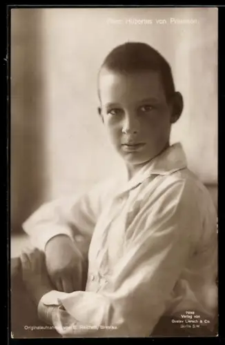 AK Prinz Hubertus von Preussen in jungen Jahren posiert an einem Tisch