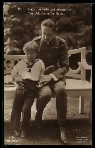 AK Prinz August Wilhelm von Preussen auf der Bank mit Sohn Alexander Ferdinand im Matrosenanzug