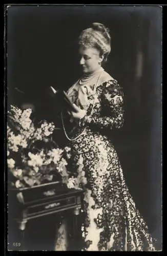 AK Kaiserin Auguste Victoria mit Buch neben Kommode