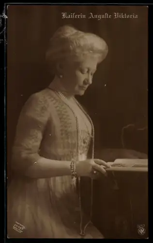 AK Kaiserin Auguste Victoria von Preussen, Buch lesend