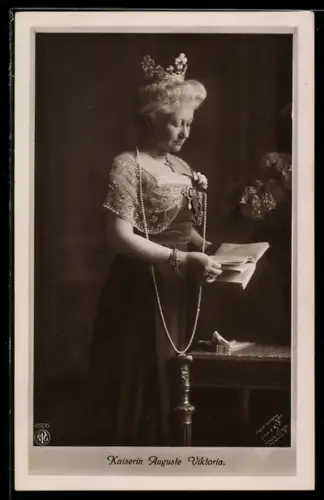 AK Kaiserin Auguste Victoria von Preussen mit Krone, lesend am Tisch
