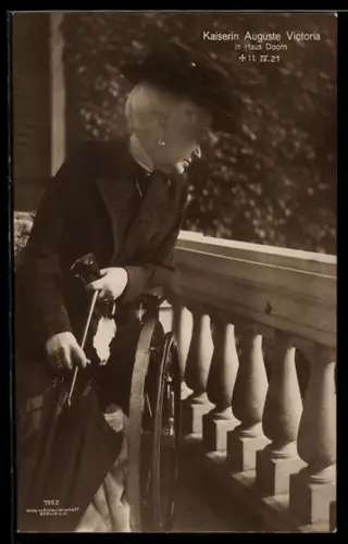AK Kaiserin Auguste Victoria von Preussen in Haus Doorn auf dem Balkon