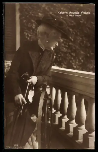 AK Kaiserin Auguste Victoria Königin von Preussen im Rollstuhl mit Schirm