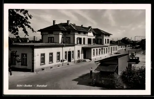 AK Bühl /Baden, Bahnhof mit Strassenpartie
