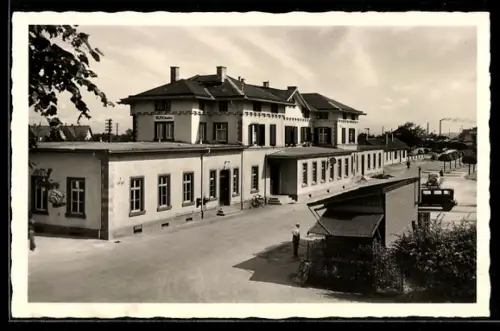 AK Bühl in Baden, Bahnhof mit Strassenpartie