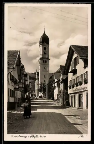AK Nesselwang / Allgäu, Strassenpartie mit Warenlager