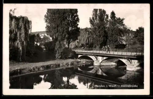 AK Menden i. Westf., Hönnebrücke mit Flusspartie