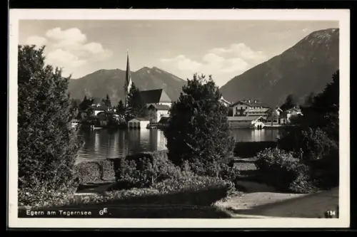 AK Egern am Tegernsee, Ortsansicht mit Kirche und Seeufer