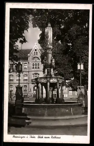 AK Meiningen i. Thür., Brunnen, Blick zum Rathaus