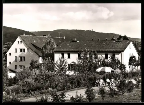 AK Wehrda über Marburg, Freizeitheim Sonneck, Gartenansicht, Terrasse mit Sonnenschirm