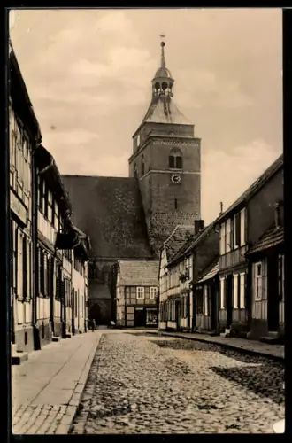 AK Osterburg /Altmark, Blick zur Kirche und Fachwerkhäuser, Partie in der Burgstrasse