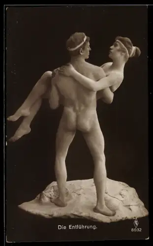 AK Die Entführung, Paar in Darstellung einer Skulptur
