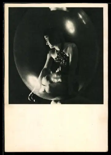 AK Vision von Arthur Erbe, Frau in einer Sphäre