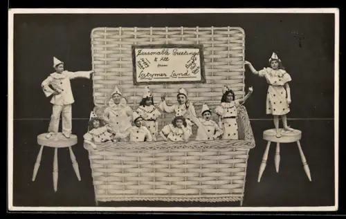 AK Kinder in Faschingskostümen in einem Flechtkorb