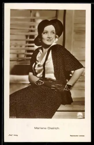 AK Schauspielerin Marlene Dietrich mit Hut und Lederhandschuhen