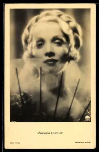 AK Schauspielerin Marlene Dietrich mit transparentem Fächer