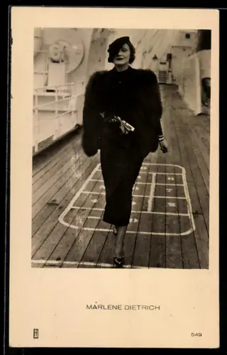 AK Schauspielerin Marlene Dietrich an Bord eines Passagierschiffes