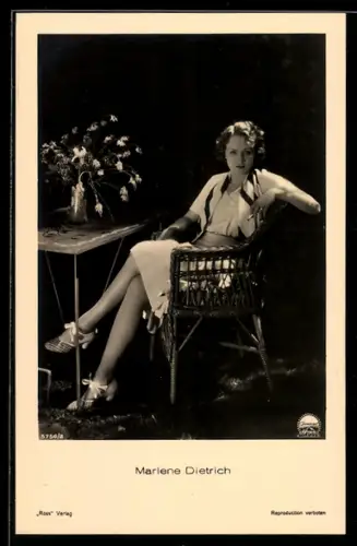 AK Schauspielerin Marlene Dietrich sitzt im Korbstuhl