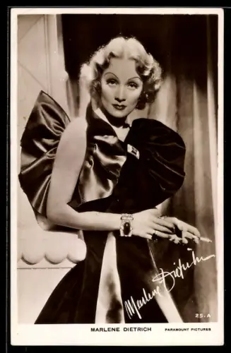 AK Schauspielerin Marlene Dietrich im Kleid