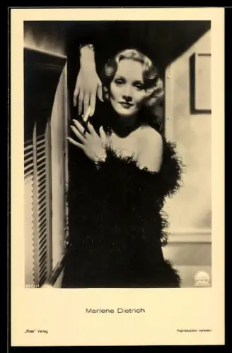 AK Schauspielerin Marlene Dietrich mit Zigarette in lasziver Pose