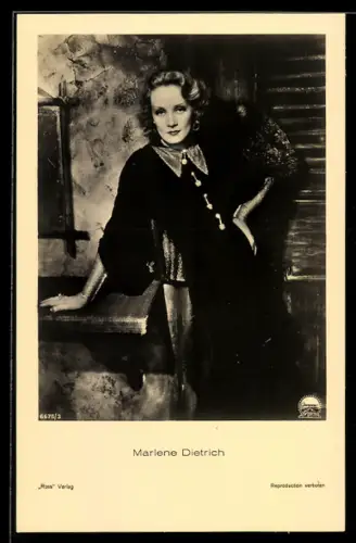 AK Schauspielerin Marlene Dietrich im Kleid