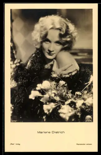 AK Schauspielerin Marlene Dietrich mit verführerischem Blick